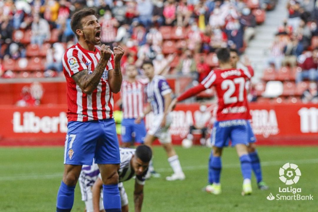 Aitor García lamenta una de las ocasiones falladas por el Sporting. Aitor García lamenta una de las ocasiones falladas por el Sporting.