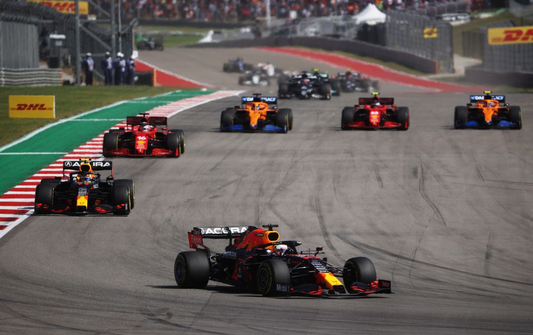 Max Verstappen colocándose en primera posición durante la carrera Max Verstappen colocándose en primera posición durante la carrera