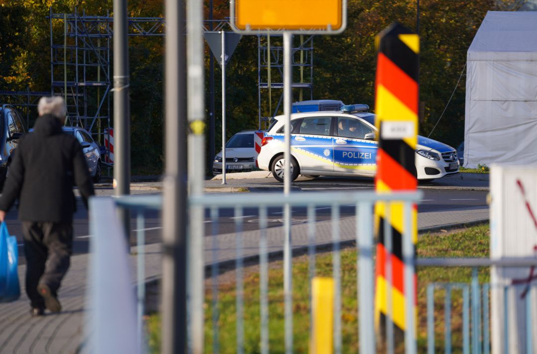 Un coche de policía alemana en la frontera con Polonia. Un coche de policía alemana en la frontera con Polonia.