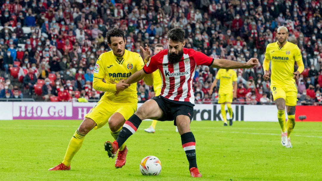 Asier Villalibre protege el balón ante Parejo Asier Villalibre protege el balón ante Parejo