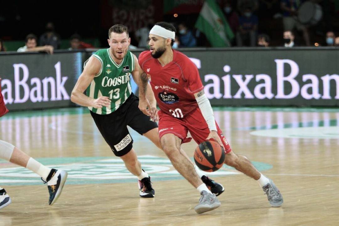 Kassius Robertson se va de Dairis Bertans en el partido de San Pablo Kassius Robertson se va de Dairis Bertans en el partido de San Pablo