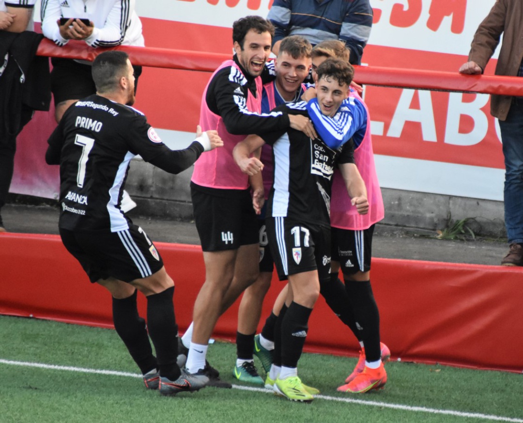 Pablo Duran es felicitado por sus compañeros tras marcar el segundo gol Pablo Duran es felicitado por sus compañeros tras marcar el segundo gol
