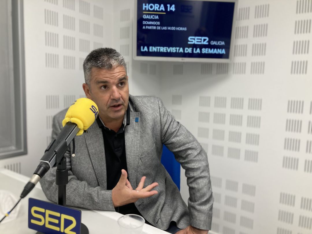 El presidente de la Sociedad Española de Urgencias y Emergencias, Manuel Vázquez Lima, en los estudios de Radio Galicia. El presidente de la Sociedad Española de Urgencias y Emergencias, Manuel Vázquez Lima, en los estudios de Radio Galicia.