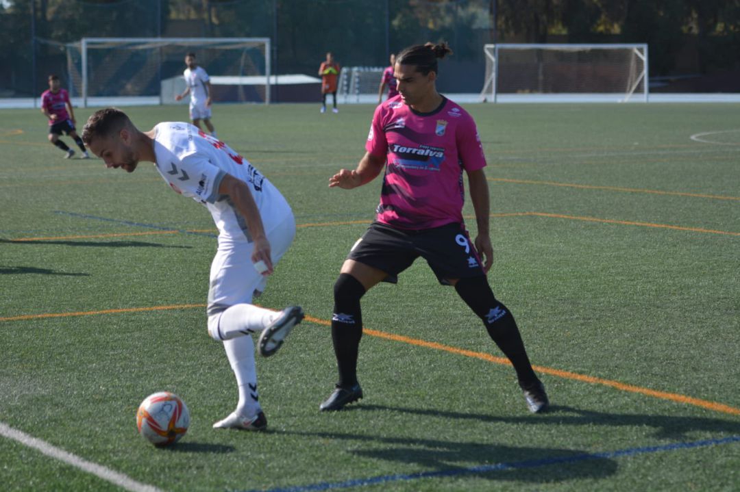 Jurado disputando un balón con un rival Jurado disputando un balón con un rival