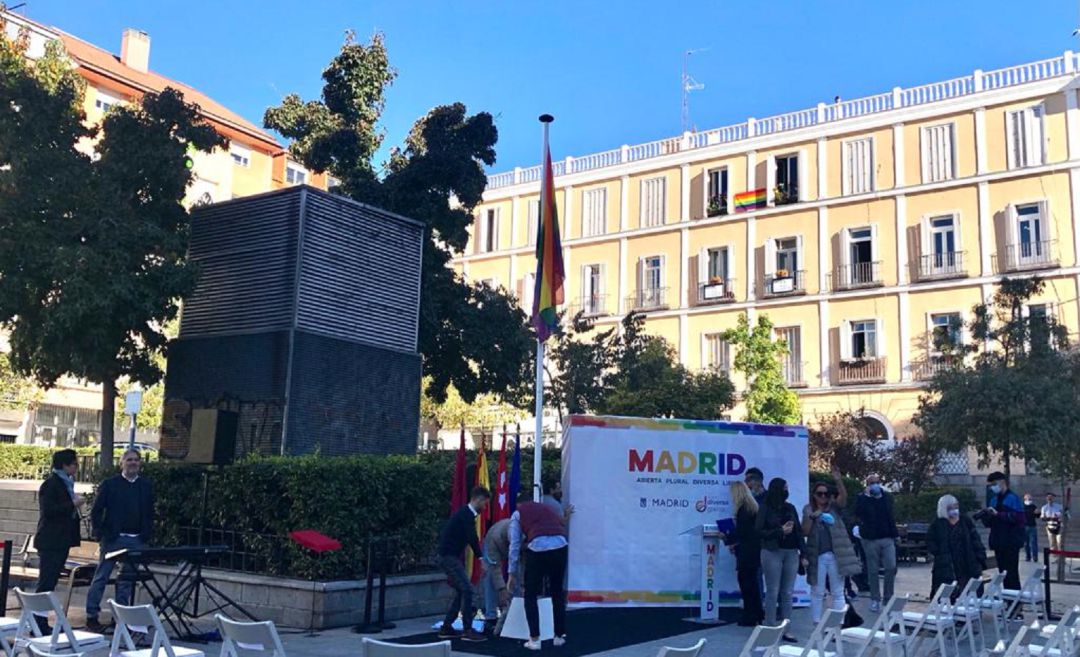 El izado de bandera LGTBI en Chueca, Madrid. El izado de bandera LGTBI en Chueca, Madrid.