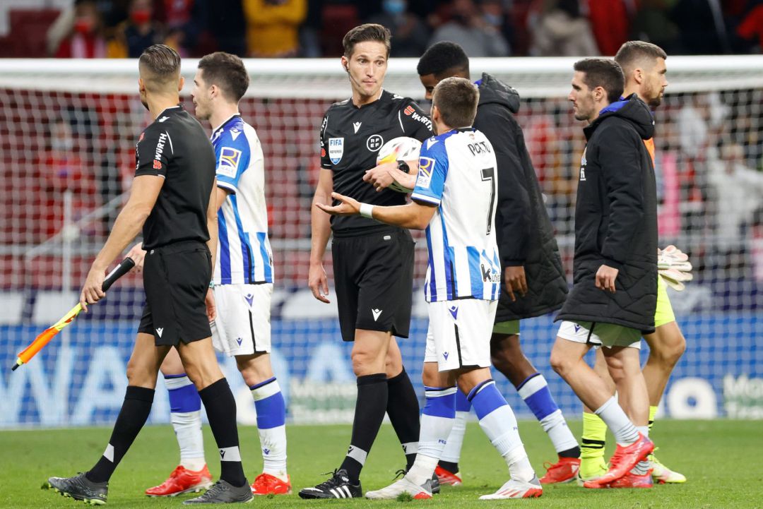 Portu pide explicaciones al árbitro al final del partido Portu pide explicaciones al árbitro al final del partido