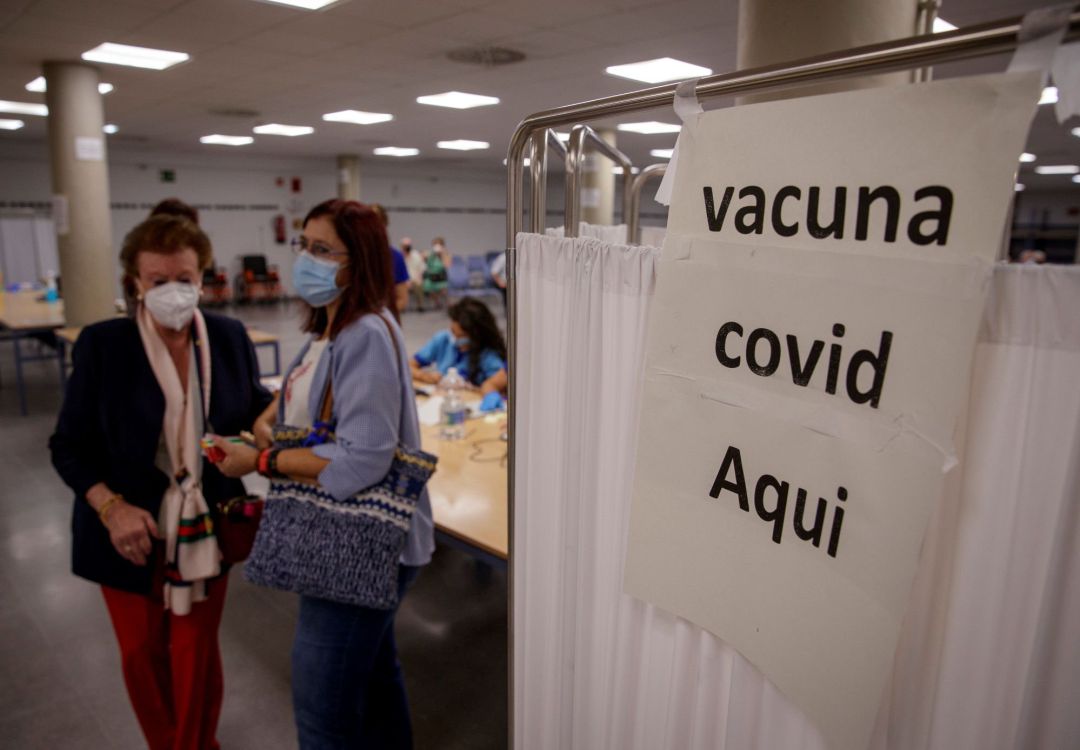 Una mujer mayor de 70 años espera junto a su acompañante para recibir la tercera dosis de la vacuna contra la covid-19 en el Distrito Sanitario de Sevilla Una mujer mayor de 70 años espera junto a su acompañante para recibir la tercera dosis de la vacuna contra la covid-19 en el Distrito Sanitario de Sevilla