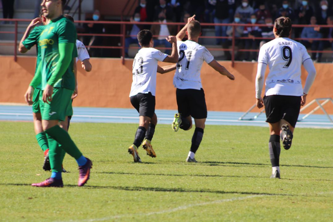 Oller celebra el gol del empate Oller celebra el gol del empate
