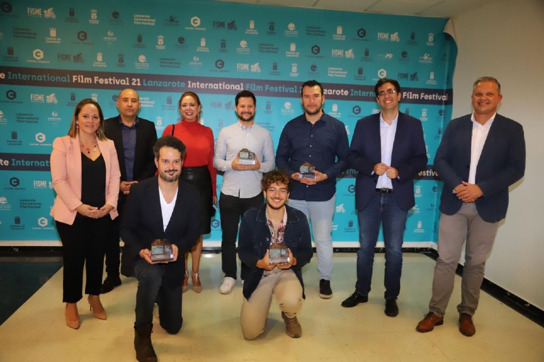 Los ganadores del festival, con las autoridades insulares y locales. Los ganadores del festival, con las autoridades insulares y locales.