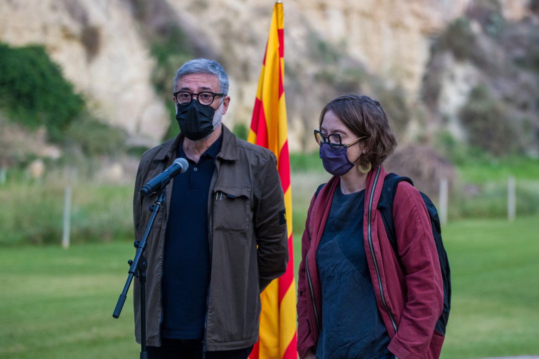 Los diputados de la CUP, Carles Riera, y Eulàlia Reguant, intervienen en una rueda de prensa en la tradicional ofrenda floral en conmemoración del 81 aniversario del fusilamiento del presidente Lluís Companys. Los diputados de la CUP, Carles Riera, y Eulàlia Reguant, intervienen en una rueda de prensa en la tradicional ofrenda floral en conmemoración del 81 aniversario del fusilamiento del presidente Lluís Companys.
