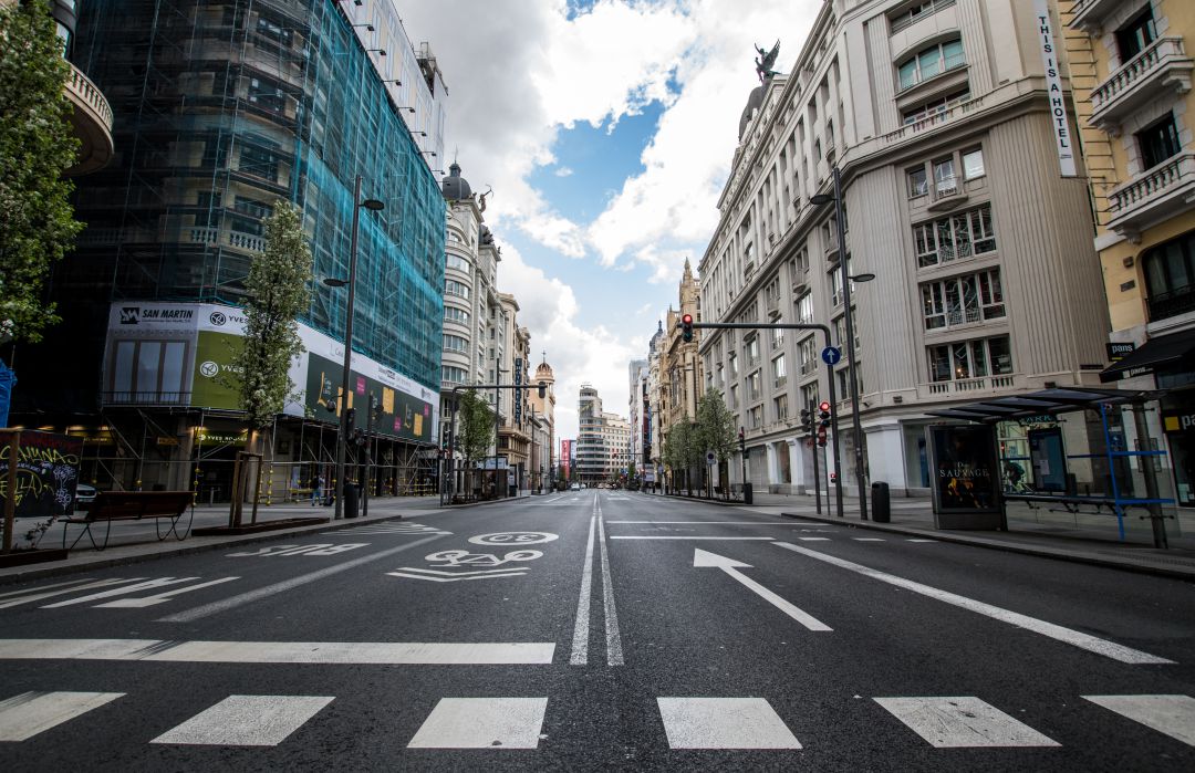 La Gran Vía madrileña, desierta por el confinamiento decretado en marzo de 2020. La Gran Vía madrileña, desierta por el confinamiento decretado en marzo de 2020.