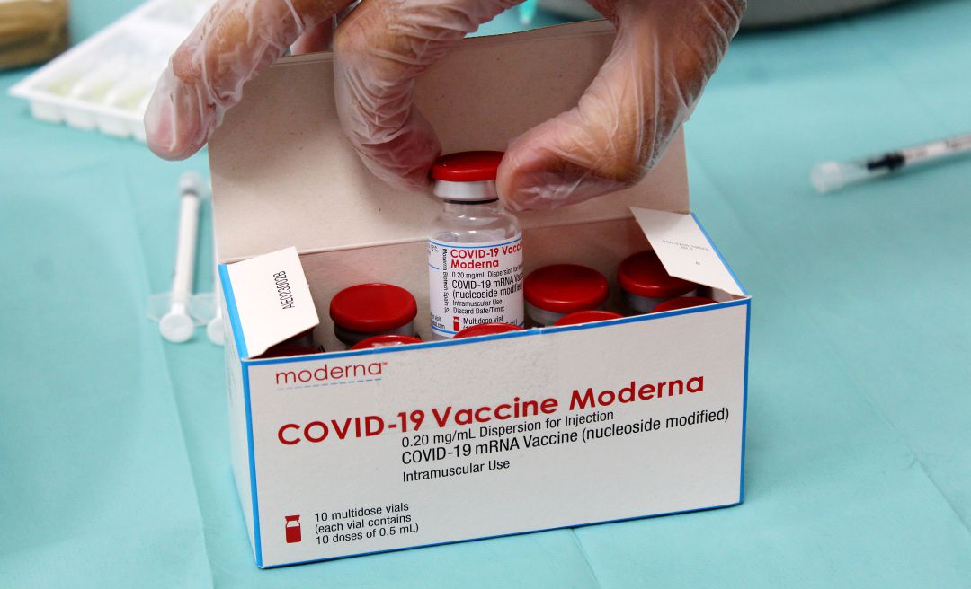 Dosis de la vacuna de Moderna contra el coronavirus. Dosis de la vacuna de Moderna contra el coronavirus.