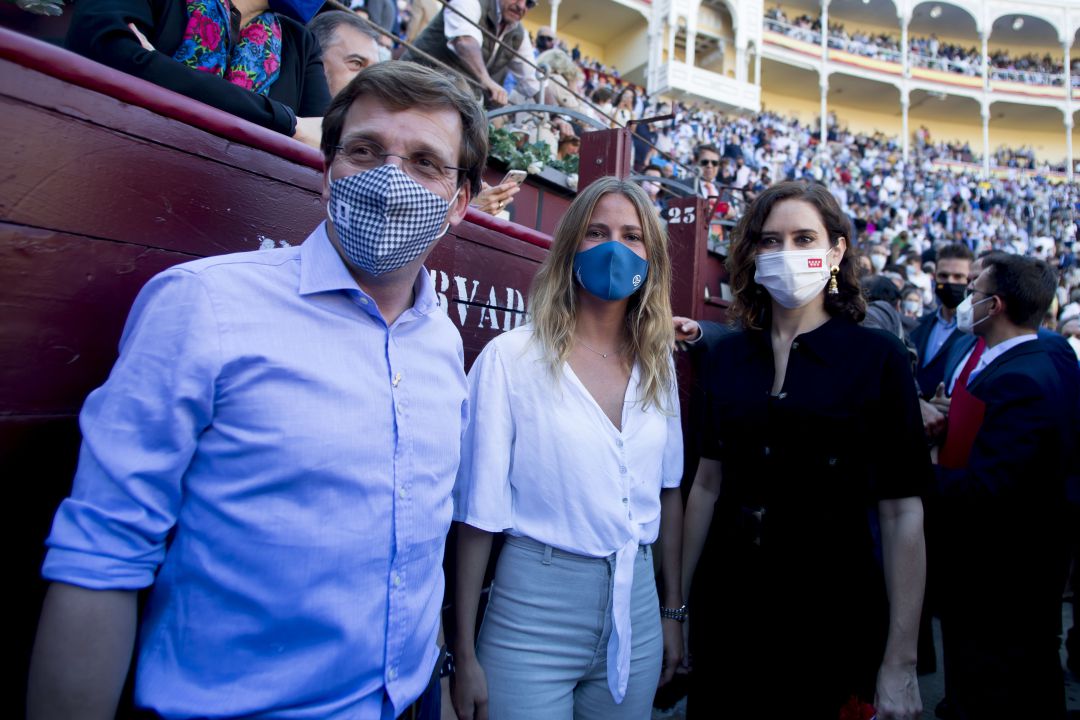 Bea Fanjul, flanqueada por José Luis Martínez Almeida e Isabel Díaz Ayuso en una corrida de toros en Las Ventas el pasado 12 de octubre. Bea Fanjul, flanqueada por José Luis Martínez Almeida e Isabel Díaz Ayuso en una corrida de toros en Las Ventas el pasado 12 de octubre.