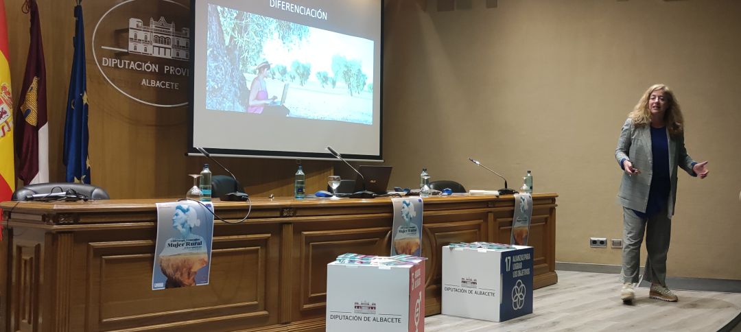Un momento de la charla de la vicerrectora Un momento de la charla de la vicerrectora