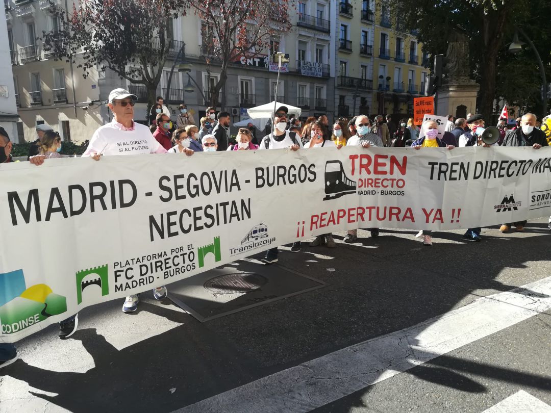 La Plataforma del Directo realizó la marcha con su pancarta que exige la reapertura de esta línea La Plataforma del Directo realizó la marcha con su pancarta que exige la reapertura de esta línea