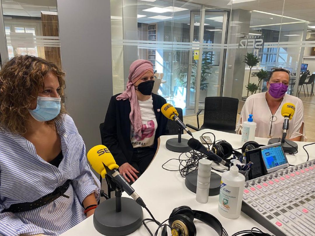 Isabel, Cristina y Raquel, diagnosticadas de cáncer de mama, compartieron su experiencia en los estudios de Radio Aranda Cadena SER Isabel, Cristina y Raquel, diagnosticadas de cáncer de mama, compartieron su experiencia en los estudios de Radio Aranda Cadena SER