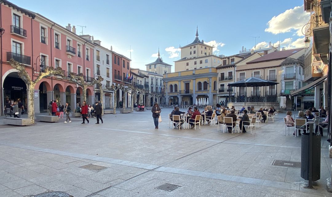 La Plaza Mayor es un lugar elegido para reunirse y charlar, dado que no hay muchas opciones de ocio La Plaza Mayor es un lugar elegido para reunirse y charlar, dado que no hay muchas opciones de ocio