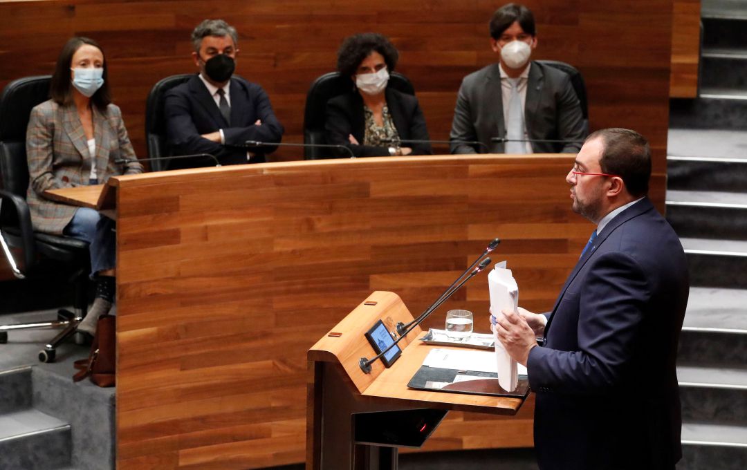 El Presidente regional se dirige al hemiciclo bajo la atenta mirada de varios miembros de su Gobierno El Presidente regional se dirige al hemiciclo bajo la atenta mirada de varios miembros de su Gobierno