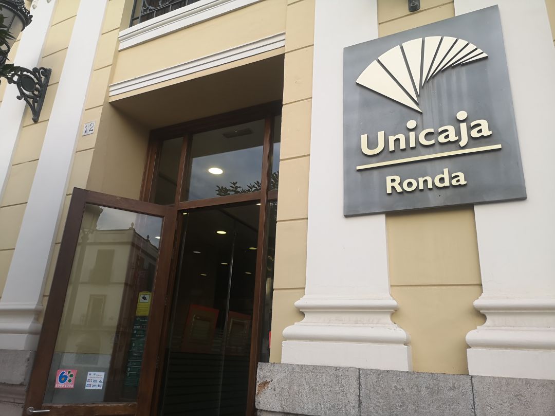 Puerta principal de acceso a la oficina principal de Unicaja Banco en Ronda Puerta principal de acceso a la oficina principal de Unicaja Banco en Ronda
