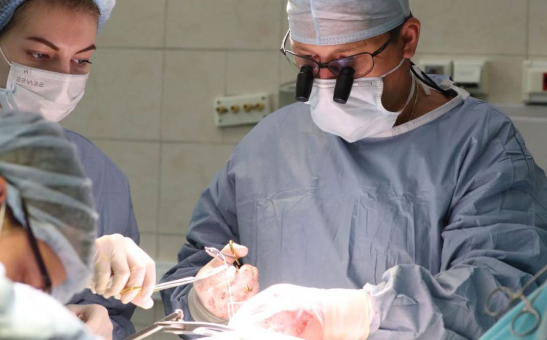 Personal sanitario en una intervención quirúrgica (Archivo) Personal sanitario en una intervención quirúrgica (Archivo)