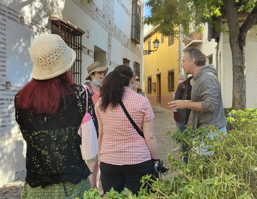 Turistas extranjeros en el Albaicín, en Granada, este octubre de 2021 Turistas extranjeros en el Albaicín, en Granada, este octubre de 2021