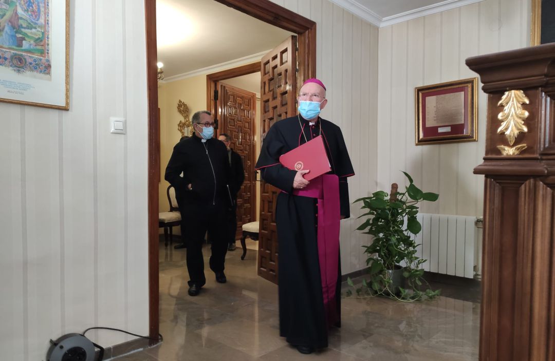 El obispo saliente, Amadeo Rodríguez Magro, en sus últimos instantes en el Obispado de Jaén
El obispo saliente, Amadeo Rodríguez Magro, en sus últimos instantes en el Obispado de Jaén