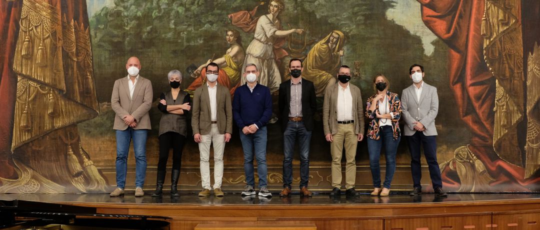 Autoridades políticas y representantes de Amics de s'Òpera durante la presentación de "Il Barbiere di Siviglia" Autoridades políticas y representantes de Amics de s'Òpera durante la presentación de "Il Barbiere di Siviglia"