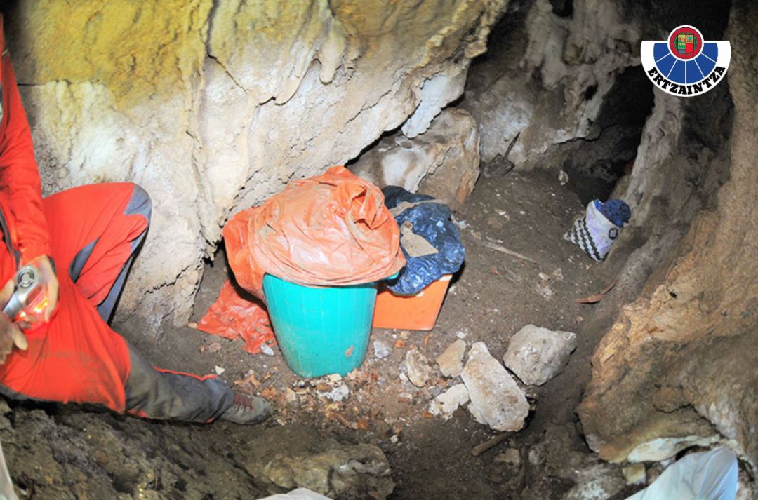 Interior del zulo hallado por la Ertzaintza en Ataun Interior del zulo hallado por la Ertzaintza en Ataun