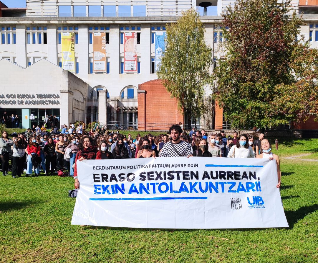 Protesta ante la facultad de Arquitectura Protesta ante la facultad de Arquitectura