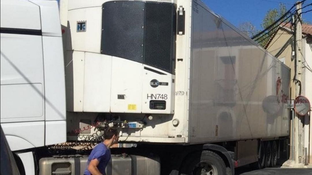 Un camión atascado en en la calle Extramuros el domingo en Chañe Un camión atascado en en la calle Extramuros el domingo en Chañe