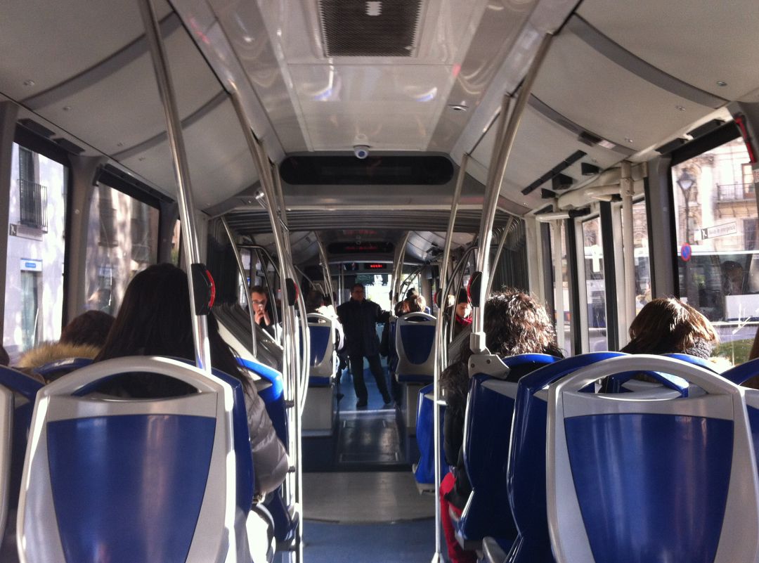 Una nena de tres anys es passa més de cinc hores al bus escolar Una nena de tres anys es passa més de cinc hores al bus escolar