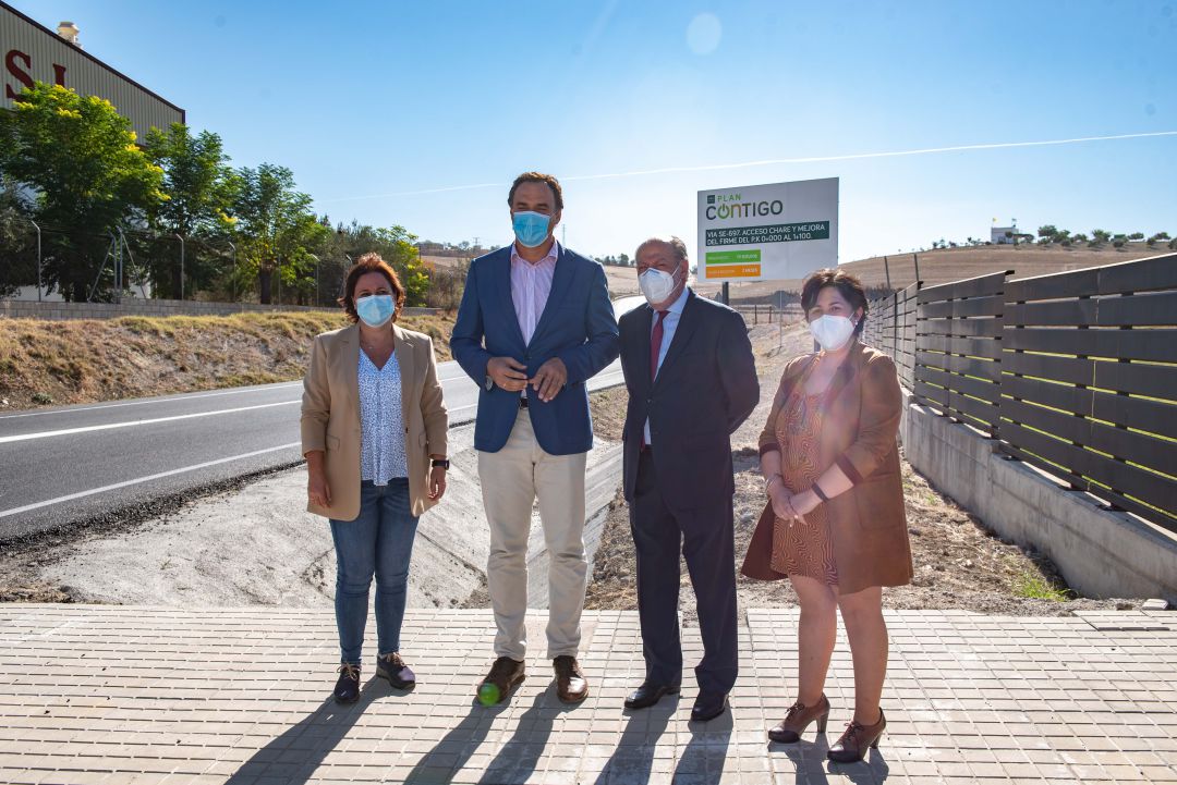 El presidente de la Diputación en su visita a Lebrija para ver la finalización de las obras en carretera de acceso al hospital de esta localildad El presidente de la Diputación en su visita a Lebrija para ver la finalización de las obras en carretera de acceso al hospital de esta localildad