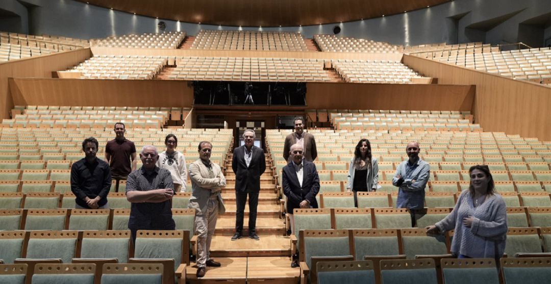 Salomón Hachuel con los invitados al programa por el Día Mundial de la Ópera desde el patio de butacas del Teatro Maestranza Salomón Hachuel con los invitados al programa por el Día Mundial de la Ópera desde el patio de butacas del Teatro Maestranza