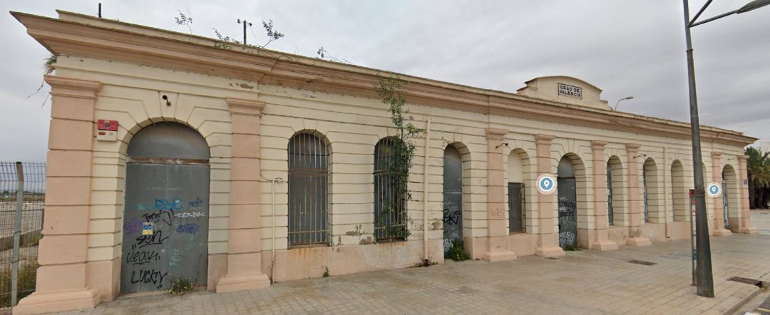 Fachada de la antigua estación del Grao de València Fachada de la antigua estación del Grao de València