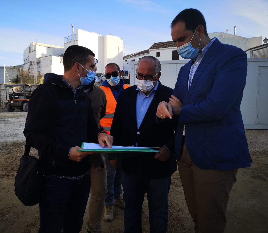 Juan Latorre y Jesús Estrella durante la visita a las obras que se llevan a cabo en Arjona. Juan Latorre y Jesús Estrella durante la visita a las obras que se llevan a cabo en Arjona.