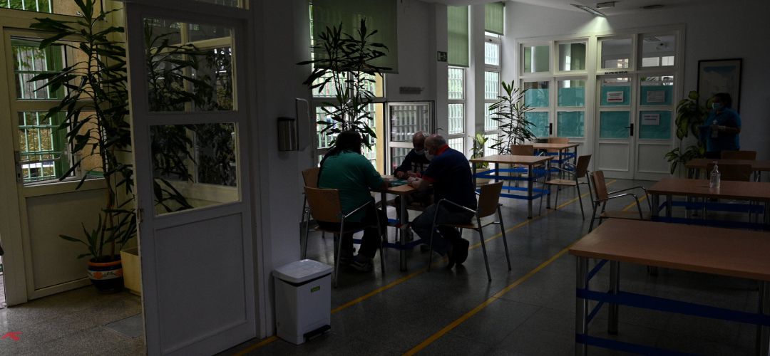 Un grupo de ancianos conversa en la mesa de un centro de día de personas mayores de la Comunidad de Madrid Un grupo de ancianos conversa en la mesa de un centro de día de personas mayores de la Comunidad de Madrid