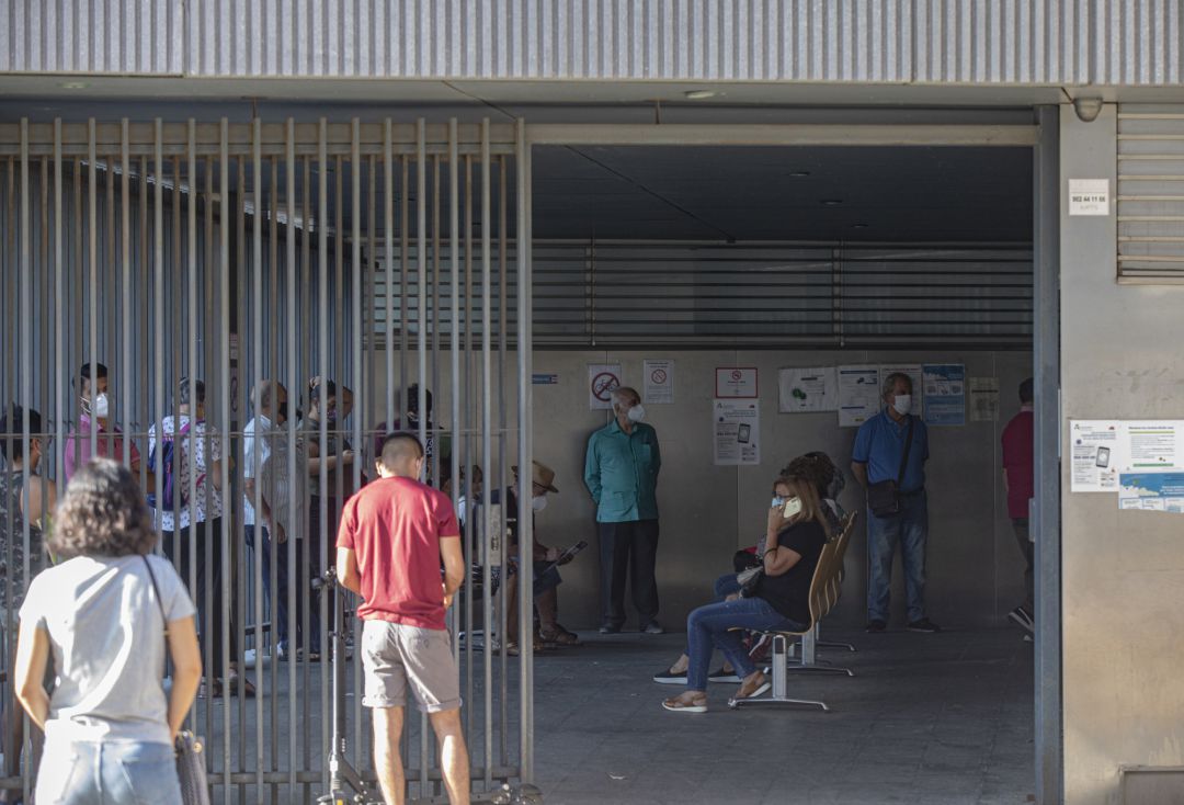 Usuarios guardan cola para recibir atención primaria en el centro de salud Usuarios guardan cola para recibir atención primaria en el centro de salud