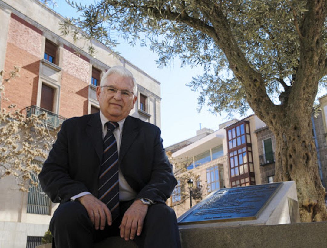 Dr. D. Juan Manuel Ruiz Liso. director de la Fundación Cientifica de Caja Rural de Soria. Dr. D. Juan Manuel Ruiz Liso. director de la Fundación Cientifica de Caja Rural de Soria.