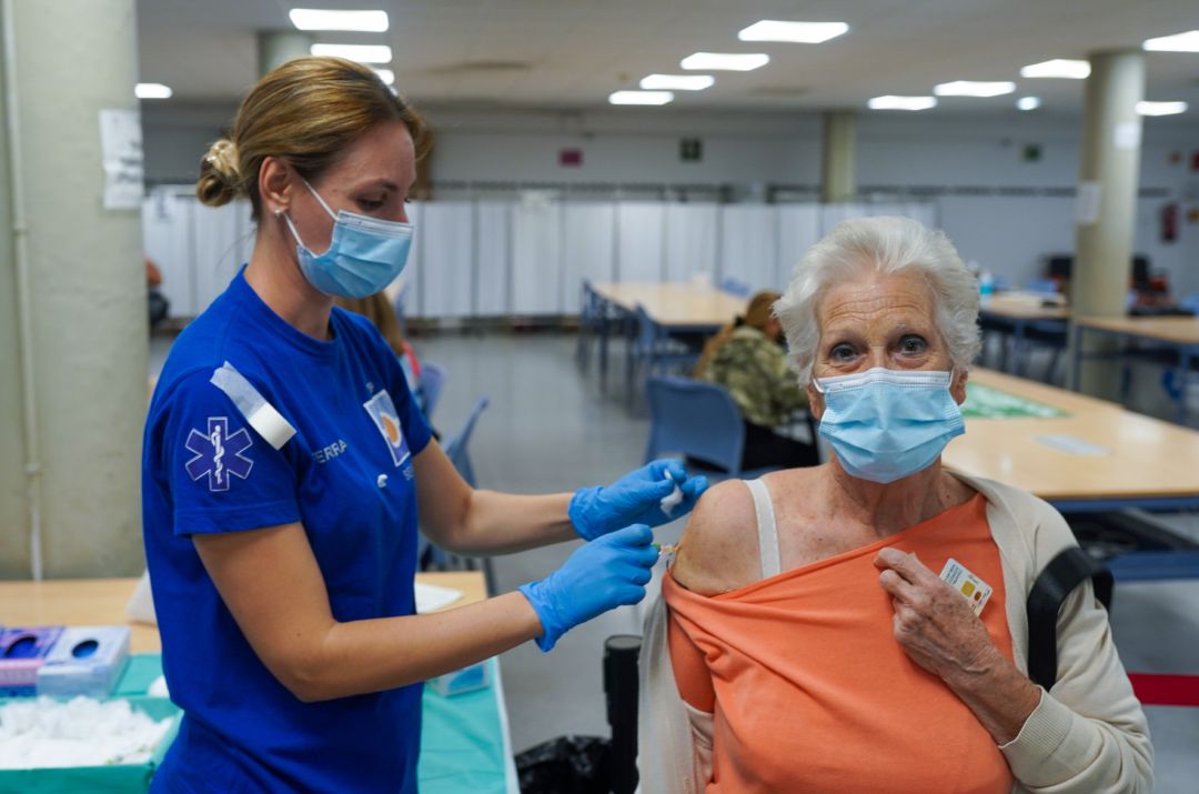 Un señora es vacunado con la tercera dosis Covid y la vacuna de la gripe a 18 de octubre del 2021 en Sevilla (Andalucía). Un señora es vacunado con la tercera dosis Covid y la vacuna de la gripe a 18 de octubre del 2021 en Sevilla (Andalucía).