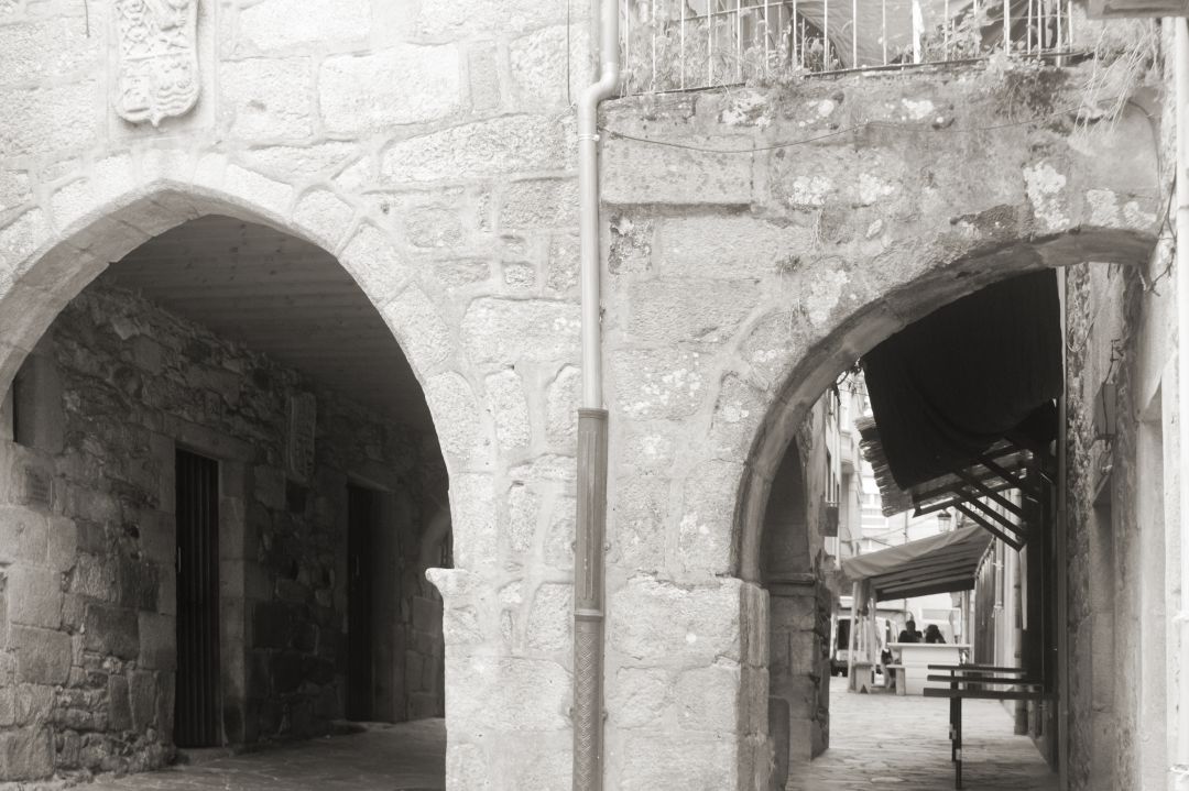 Fachadas de piedra en una calle de Noia, A Coruña. Fachadas de piedra en una calle de Noia, A Coruña.