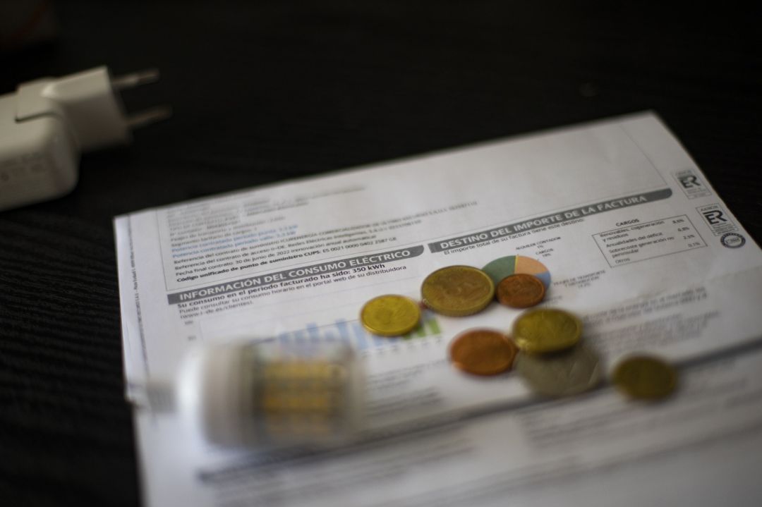 Una factura del consumo de luz. Una factura del consumo de luz.