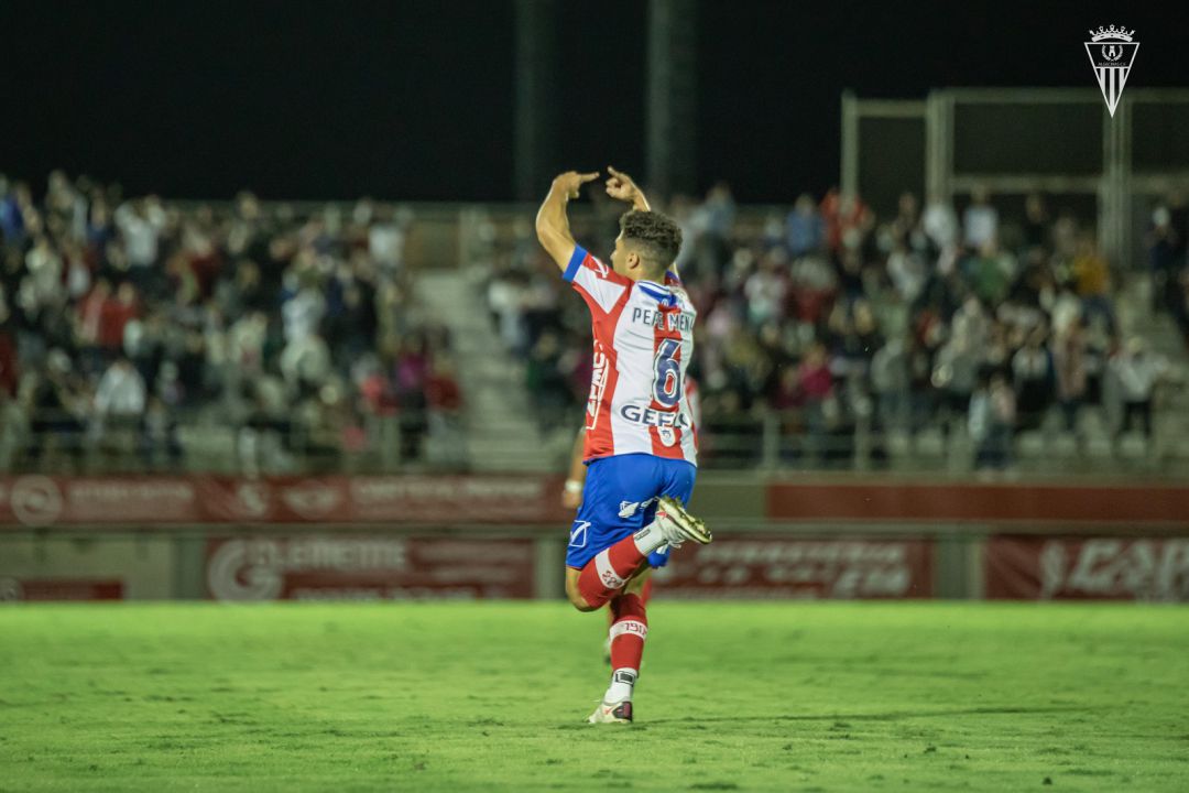 Pepe Mena celebra su gol. Pepe Mena celebra su gol.