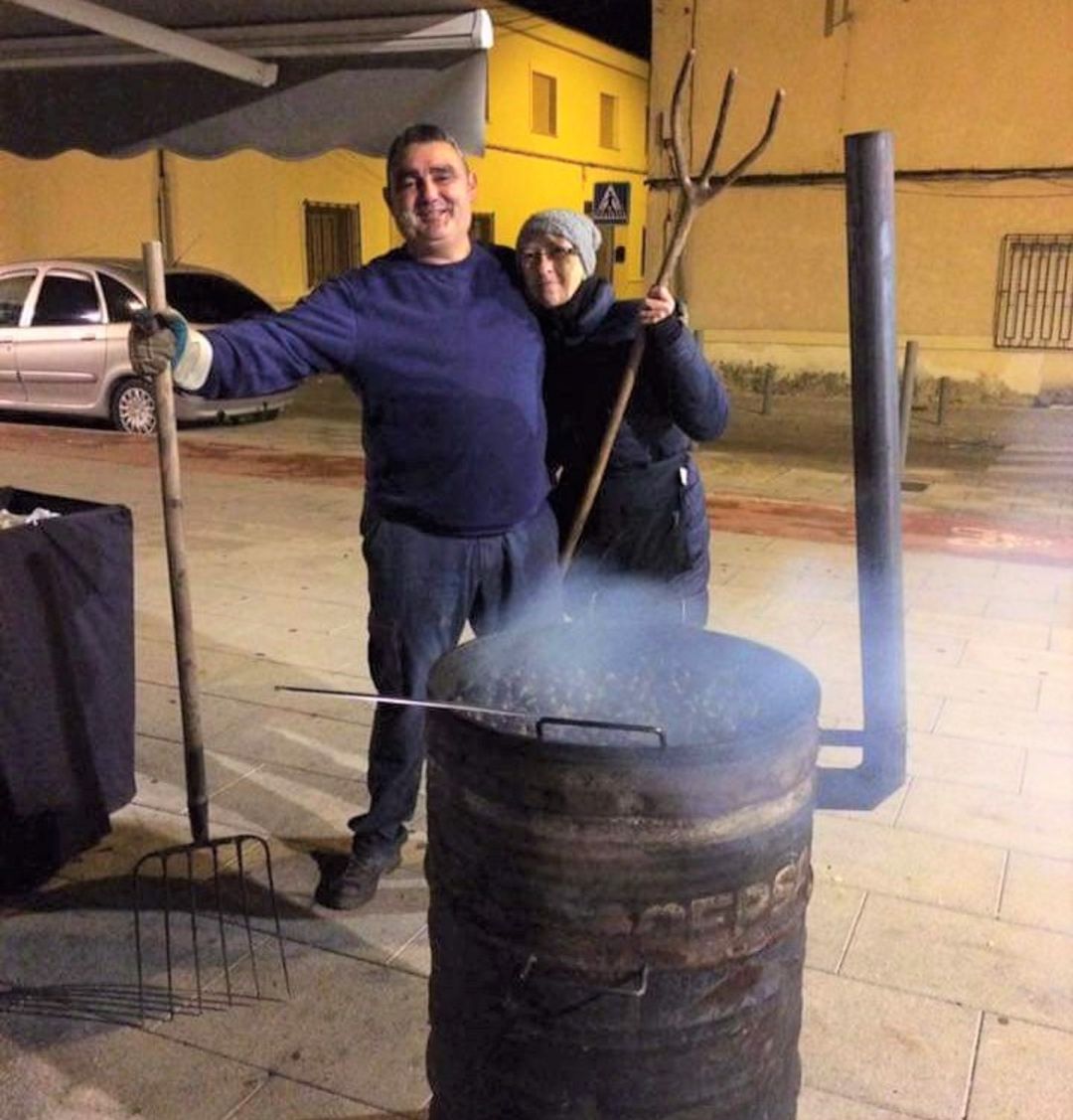 Pedro Carrizo e Iluminada Sánchez en su puesto de castañas asadas Pedro Carrizo e Iluminada Sánchez en su puesto de castañas asadas