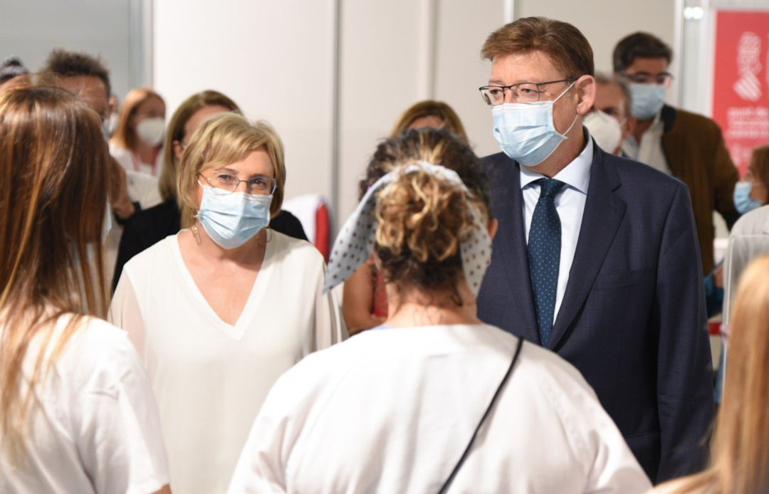 Ana Barceló y Ximo Puig en el acto de cierre de los vacunódromos, en una imagen de archivo Ana Barceló y Ximo Puig en el acto de cierre de los vacunódromos, en una imagen de archivo