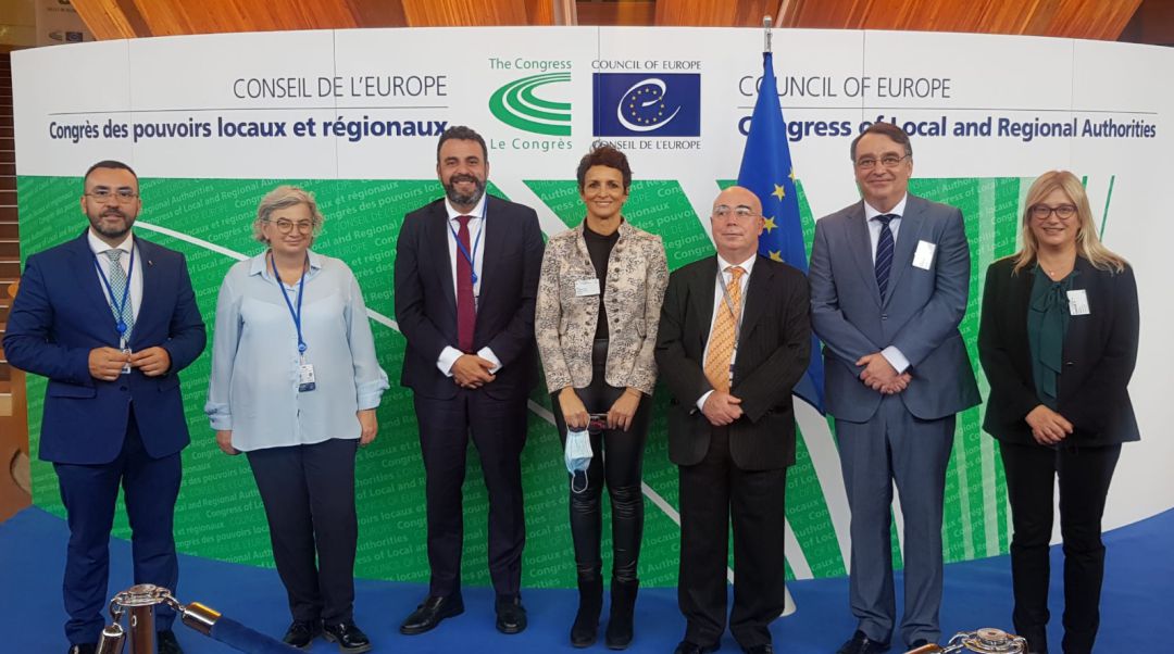 El organismo ha aprobado el informe del grado de cumplimiento de la Carta de Autonomía Local. El alcalde y presidente de la delegación española aboga por la importancia del municipalismo en la lucha contra la covid-19 y la despoblación El organismo ha aprobado el informe del grado de cumplimiento de la Carta de Autonomía Local. El alcalde y presidente de la delegación española aboga por la importancia del municipalismo en la lucha contra la covid-19 y la despoblación