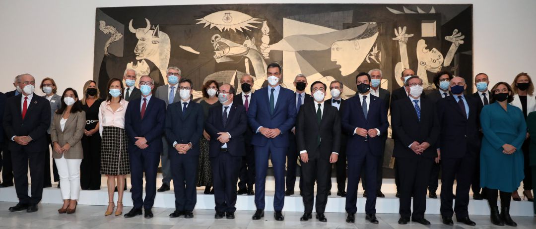 Foto de familia, en la primera fila, la pareja de Bernard Ruiz-Picasso, Almine Rech Ruiz-Picasso (3i); el presidente de la Comisión Nacional del 50 aniversario de Picasso, José Guirao (4i); el ministro de la Presidencia, Relaciones con las Cortes y Memoria Democrática, Félix Bolaños (5i); el ministro de Cultura y Deporte, Miquel Iceta (6i); el presidente del Gobierno, Pedro Sánchez (7i); el ministro de Asuntos Exteriores, Unión Europea y Cooperación, José Manuel Albares (8i); el presidente de la Junta de Andalucia y miembro de la Comisión, Juanma Moreno (9i); el nieto de Picasso, Bernard Ruiz-Picasso (11i) y la alcaldesa de Barcelona e integrante de la Comisión, Ada Colau (12i), y en la segunda fila, la exvicepresidenta del Gobierno y vocal de la Comisión Nacional del 50 aniversario de la muerte de Picasso, Carmen Calvo (5i), posan tras una reunión de la constitución de la Comisión Nacional del 50 aniversario de la muerte de Pablo Picasso, en el Museo Nacional Centro de Arte Reina Sofía, a 25 de octubre de 2021, en Madrid (España). El objetivo de esta Comisión es promover la relevancia de Pablo Picasso, uno de los artistas españoles de mayor trascendencia y proyección universal del siglo XX a través de nuevas reflexiones sobre su arte, así como distintos campos de análisis culturales y sociales de su figura. El 50º aniversario de la muerte de Pablo Picasso se celebra en el año 2023.
Foto de familia, en la primera fila, la pareja de Bernard Ruiz-Picasso, Almine Rech Ruiz-Picasso (3i); el presidente de la Comisión Nacional del 50 aniversario de Picasso, José Guirao (4i); el ministro de la Presidencia, Relaciones con las Cortes y Memoria Democrática, Félix Bolaños (5i); el ministro de Cultura y Deporte, Miquel Iceta (6i); el presidente del Gobierno, Pedro Sánchez (7i); el ministro de Asuntos Exteriores, Unión Europea y Cooperación, José Manuel Albares (8i); el presidente de la Junta de Andalucia y miembro de la Comisión, Juanma Moreno (9i); el nieto de Picasso, Bernard Ruiz-Picasso (11i) y la alcaldesa de Barcelona e integrante de la Comisión, Ada Colau (12i), y en la segunda fila, la exvicepresidenta del Gobierno y vocal de la Comisión Nacional del 50 aniversario de la muerte de Picasso, Carmen Calvo (5i), posan tras una reunión de la constitución de la Comisión Nacional del 50 aniversario de la muerte de Pablo Picasso, en el Museo Nacional Centro de Arte Reina Sofía, a 25 de octubre de 2021, en Madrid (España). El objetivo de esta Comisión es promover la relevancia de Pablo Picasso, uno de los artistas españoles de mayor trascendencia y proyección universal del siglo XX a través de nuevas reflexiones sobre su arte, así como distintos campos de análisis culturales y sociales de su figura. El 50º aniversario de la muerte de Pablo Picasso se celebra en el año 2023.