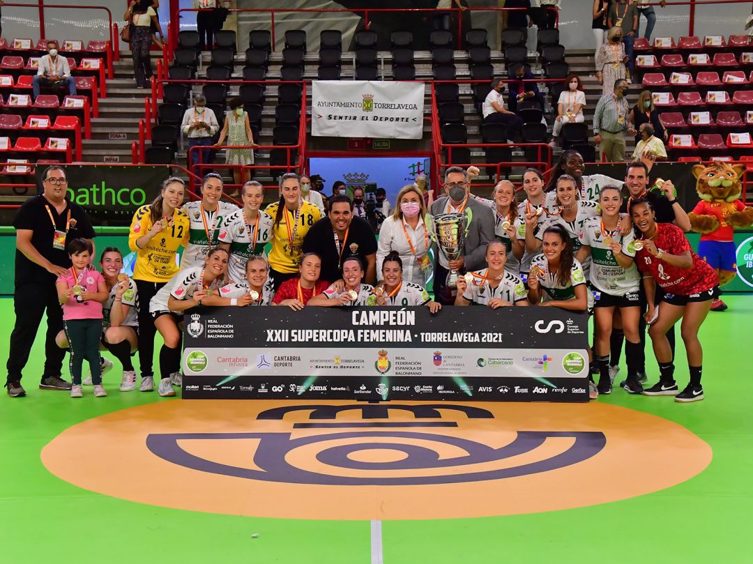 El C.BM. Elche con la Supercopa 2021 que ganó en Torrelavega El C.BM. Elche con la Supercopa 2021 que ganó en Torrelavega