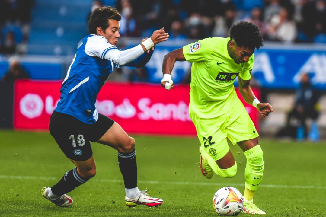 Mojica trata de irse de un rival en el Alavés-Elche disputado en Mendizorroza Mojica trata de irse de un rival en el Alavés-Elche disputado en Mendizorroza