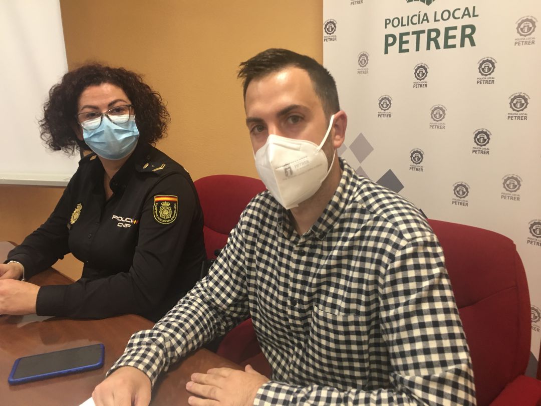 La delegada de la Policía Nacional ha presentado este plan en Petrer, junto con el concejal de Seguridad La delegada de la Policía Nacional ha presentado este plan en Petrer, junto con el concejal de Seguridad