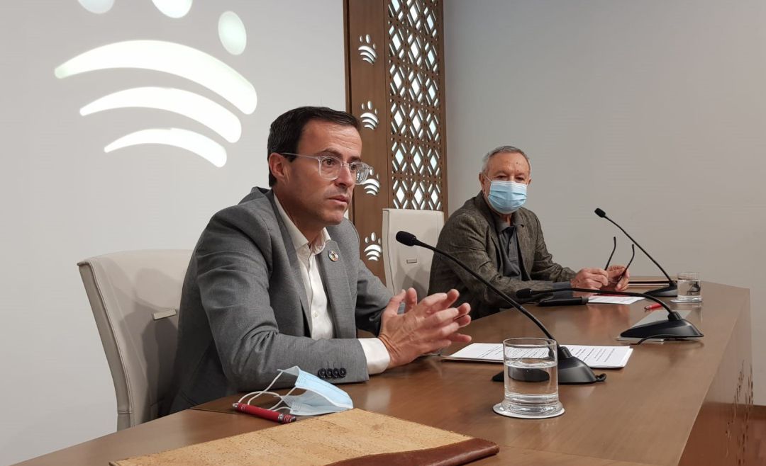 El presidente de la Diputación de Badajoz, Miguel Ángel GAllardo, y el presidente provincial de Cruz Roja, Alfonso Ménd El presidente de la Diputación de Badajoz, Miguel Ángel GAllardo, y el presidente provincial de Cruz Roja, Alfonso Ménd